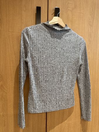haut gris près du corp 