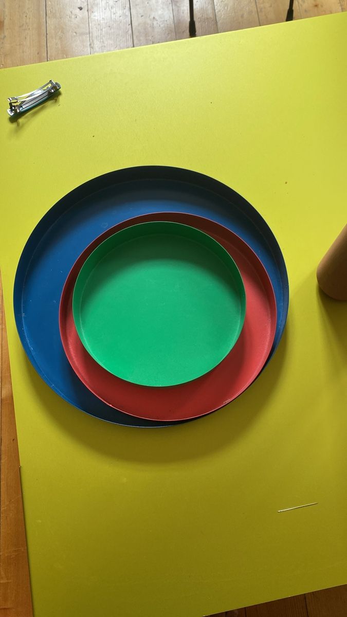 Servierplatten: Plateaux en métal rouge vert bleu – Gebraucht aus Vevey von jet_fdv8 1