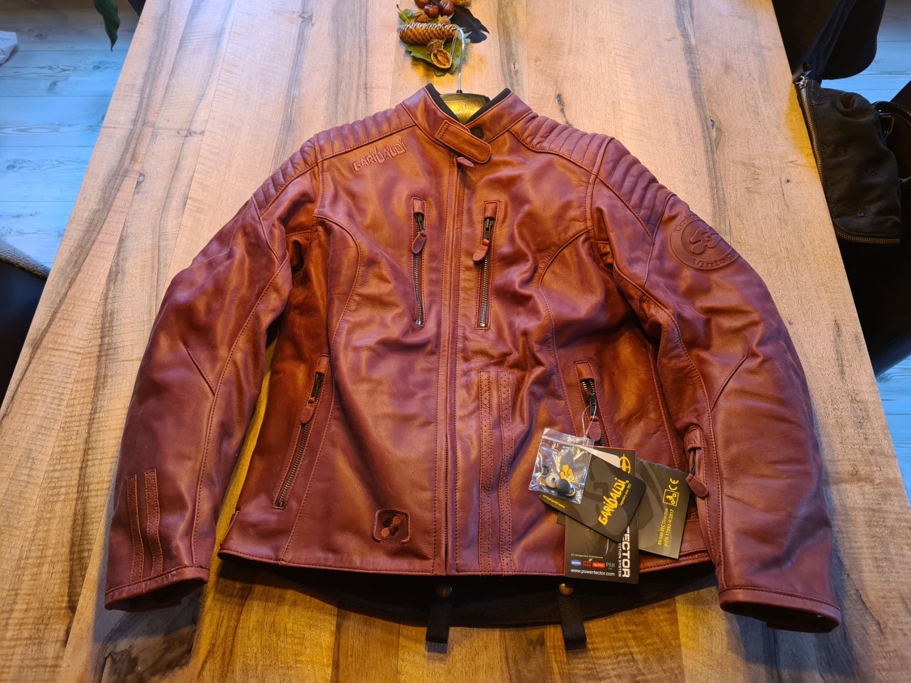 Giacche: Motorradjacke Damen Leder rot gr. L – Nuovo e nell'imballaggio originale da Oberlunkhofen venduto da Kupferhexe
