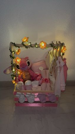 Geschenk-Korb für Mädchen, div. Kleider Gr. 50-68, neu