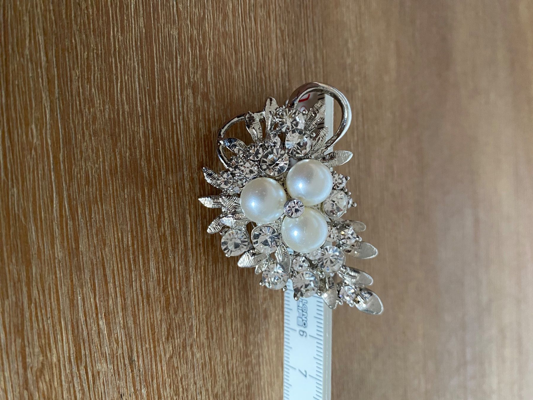 Broschen & Nadeln: Elegante Brosche mit Perlen und Strass, neuwertig... – Gebraucht aus Grenchen von glamourlady 1