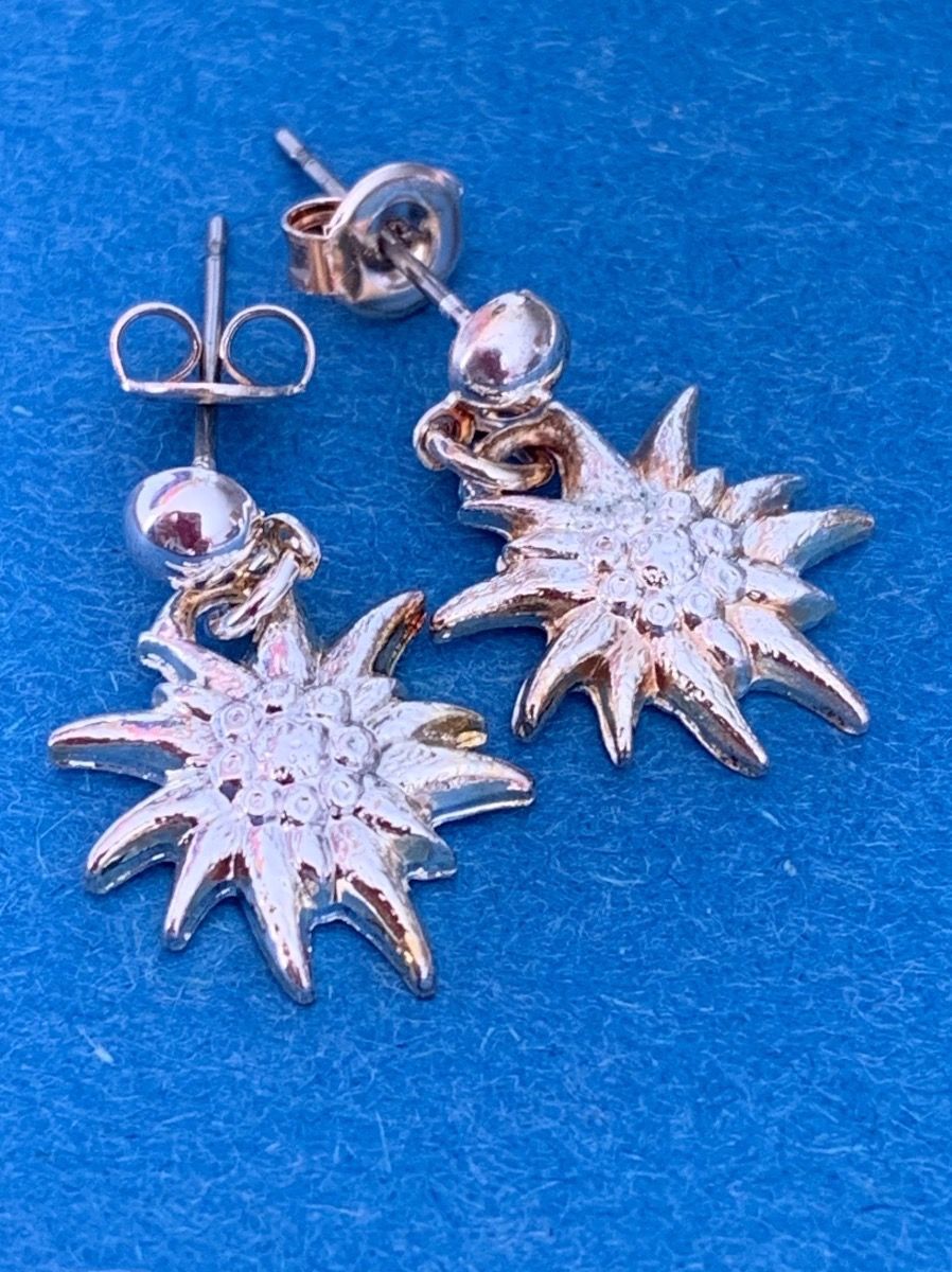 Orecchini pendenti & Orecchini a lobo: Ohrenplämper Edelweiss (Stecker) – Usato da Dittingen venduto da Bijoubelle