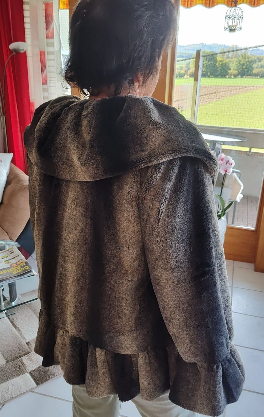 Giacche: Elegante Damenjacke – Usato da Uttigen venduto da Casino10 1