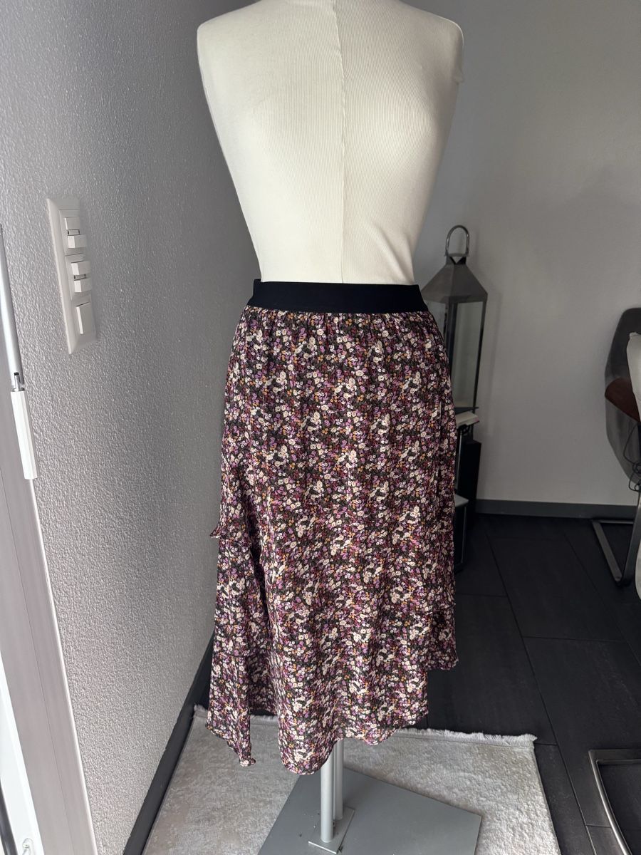 Röcke: Rock mit Blumenmuster Grösse S neuwertig – Neu (gemäss Beschreibung) aus Olten von bir_k96n