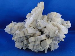 Dolomit mit Quarz und Calcit (UV-Pink)