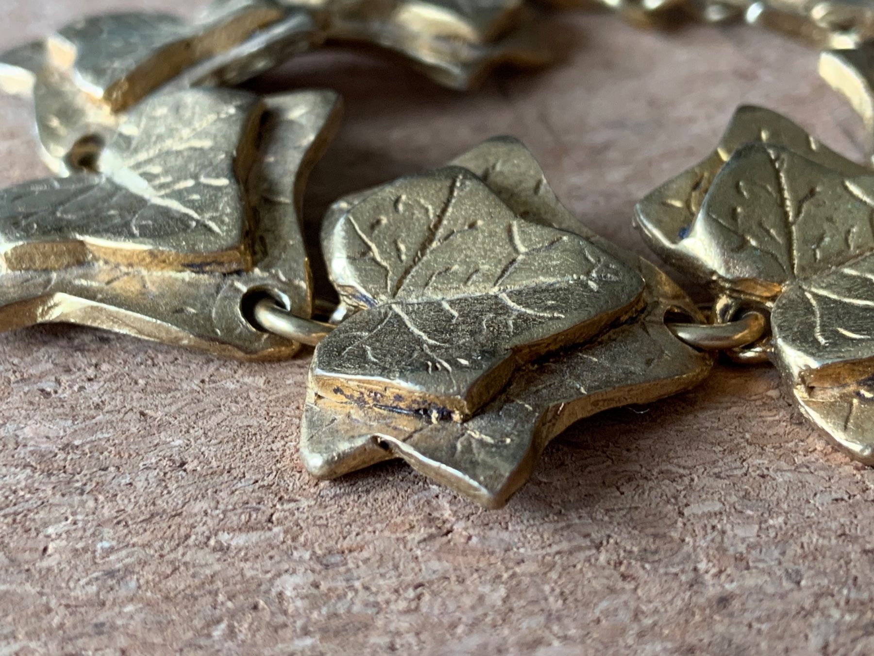 Bracciali & Braccialetti: Armband goldiges Efeu Blatt – Usato da Dittingen venduto da Bijoubelle