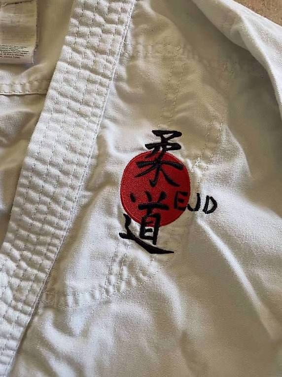 Anzüge: A vendre Kimono complet Decathlon, taille 130 – Gebraucht aus Yverdon-les-Bains von mic_v8yx 1