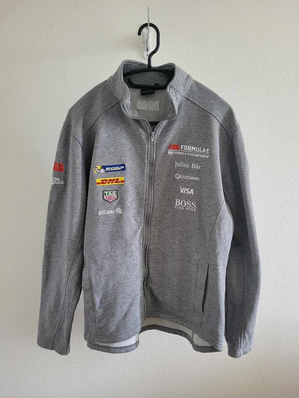 Hugo Boss Giacche: Jacket U. BOSS grise avec logos divers taille L – Usato da Apples venduto da Photec18