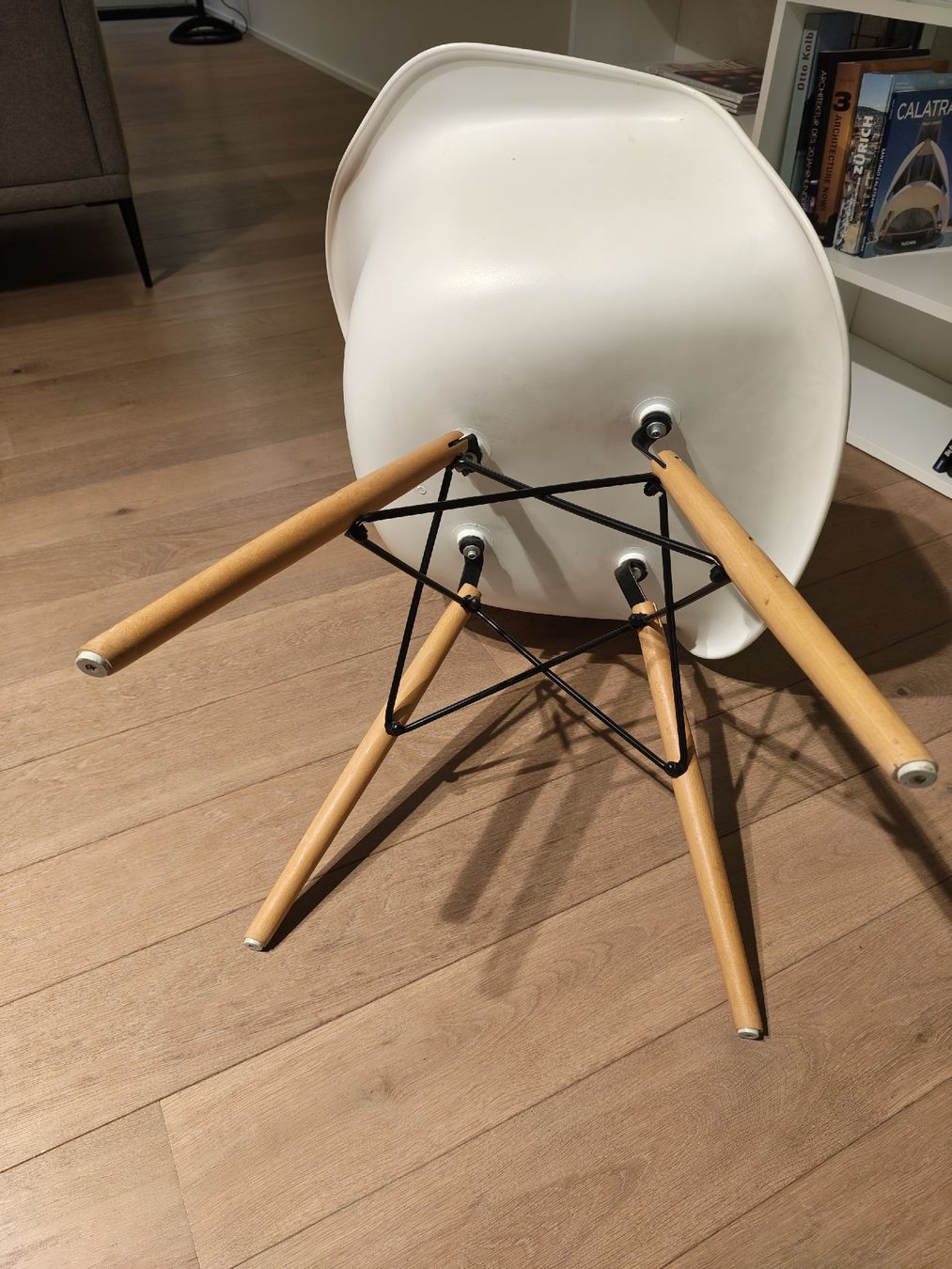 Eames Poltrone: Stuhl ähnlich Eames DAW – Usato da Wermatswil venduto da oo8 1