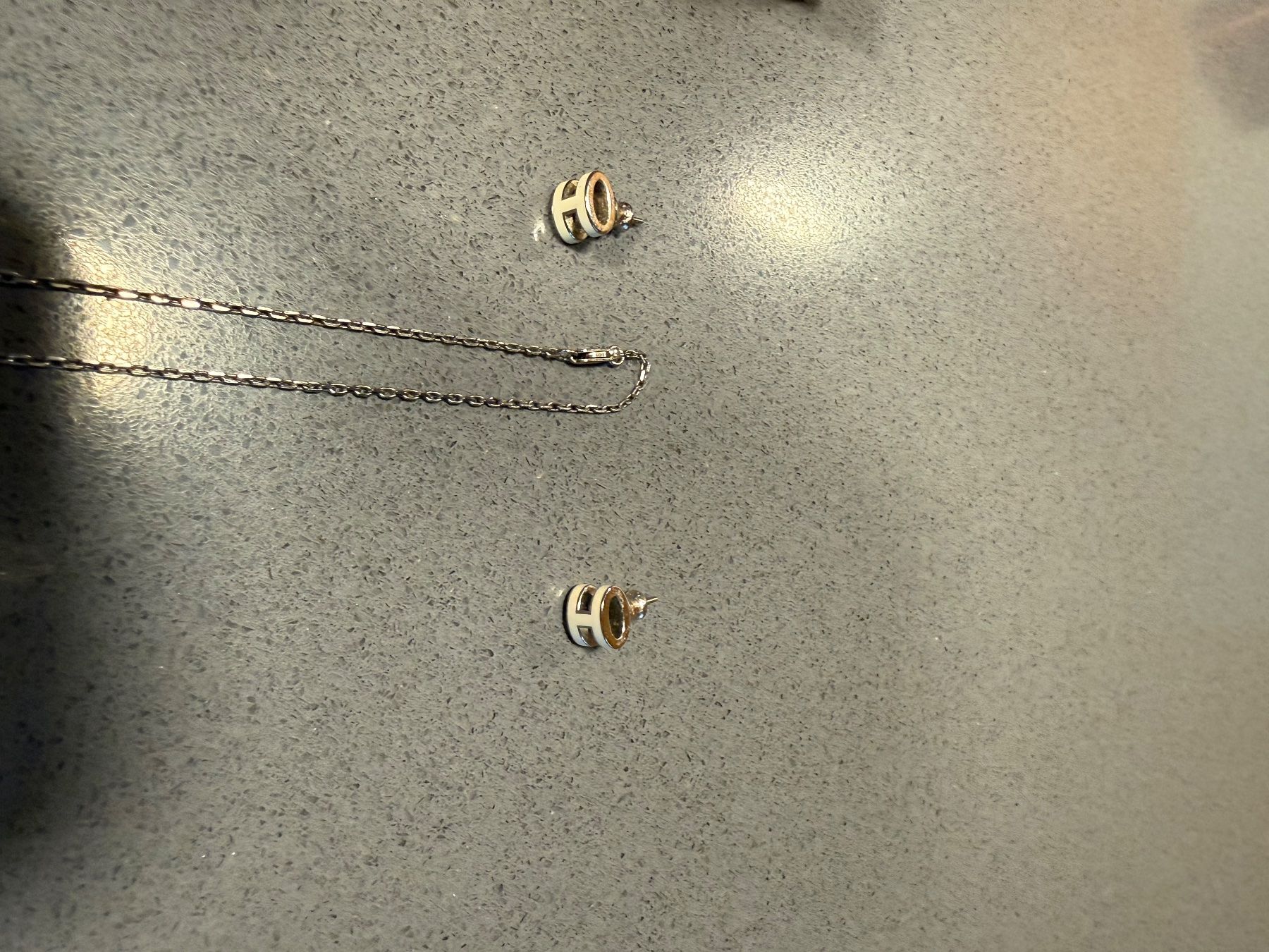Hermès Autres bijoux: Vendo collana e orecchini Hermès bianchi – D'occasion à Lugano par Alegiocon 1