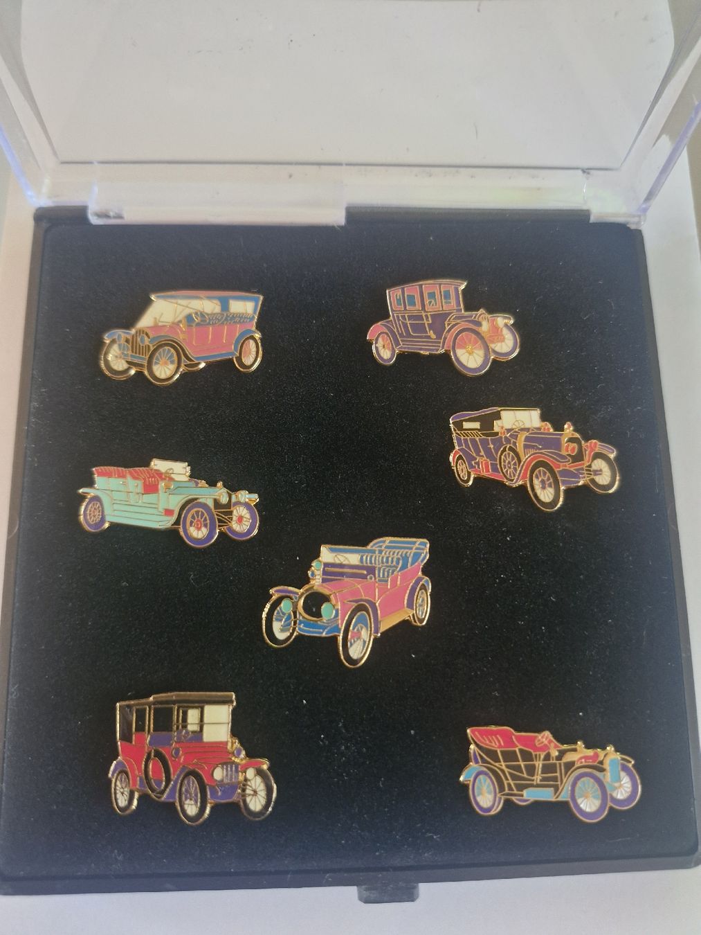 Placchette & Badge: Sammlung von 7 Auto Pins / Anstecknadeln, Oldtimer look – Usato da Grenchen venduto da 170