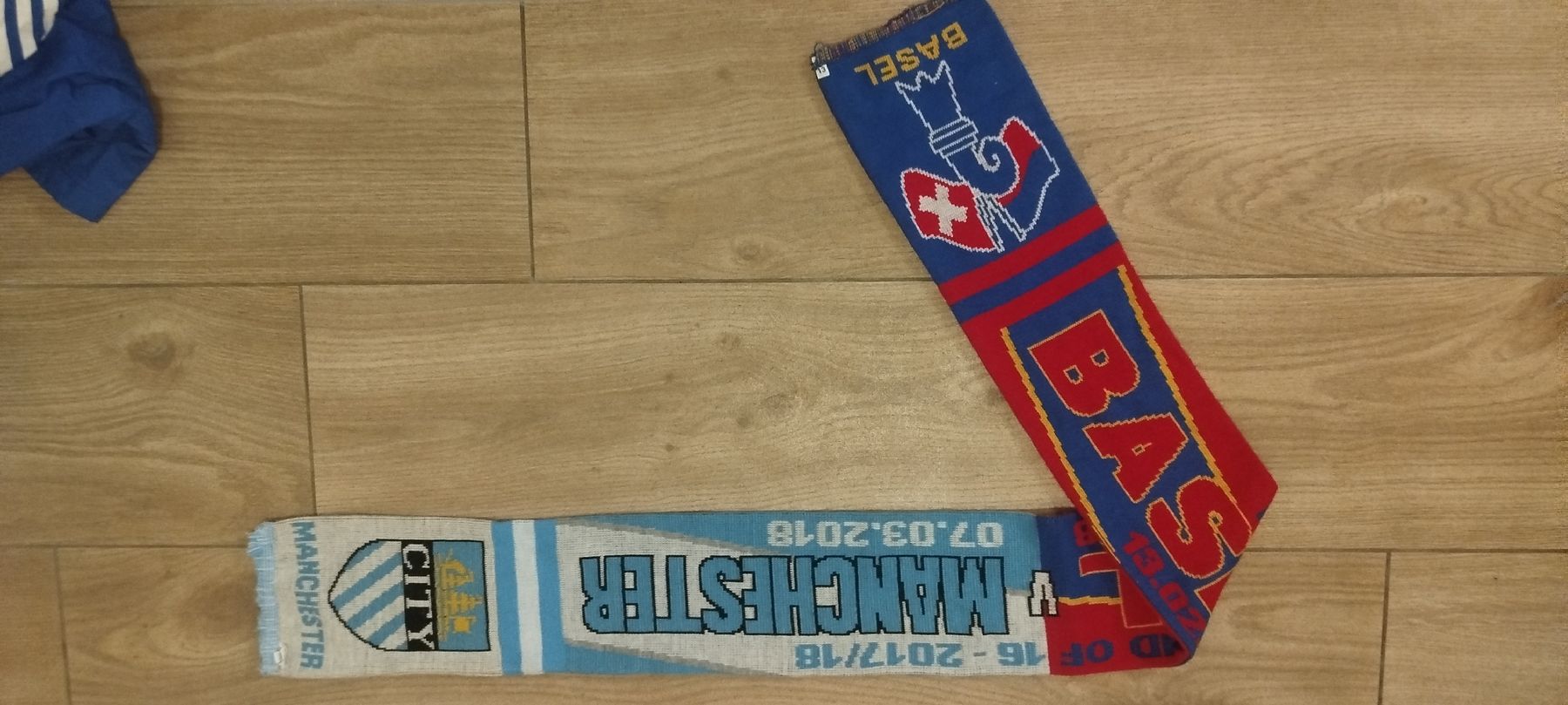 FC Basel Foulard & Sciarpe: écharpe FC Basel , Manchester city – Usato da Genève venduto da Octo-puces 2