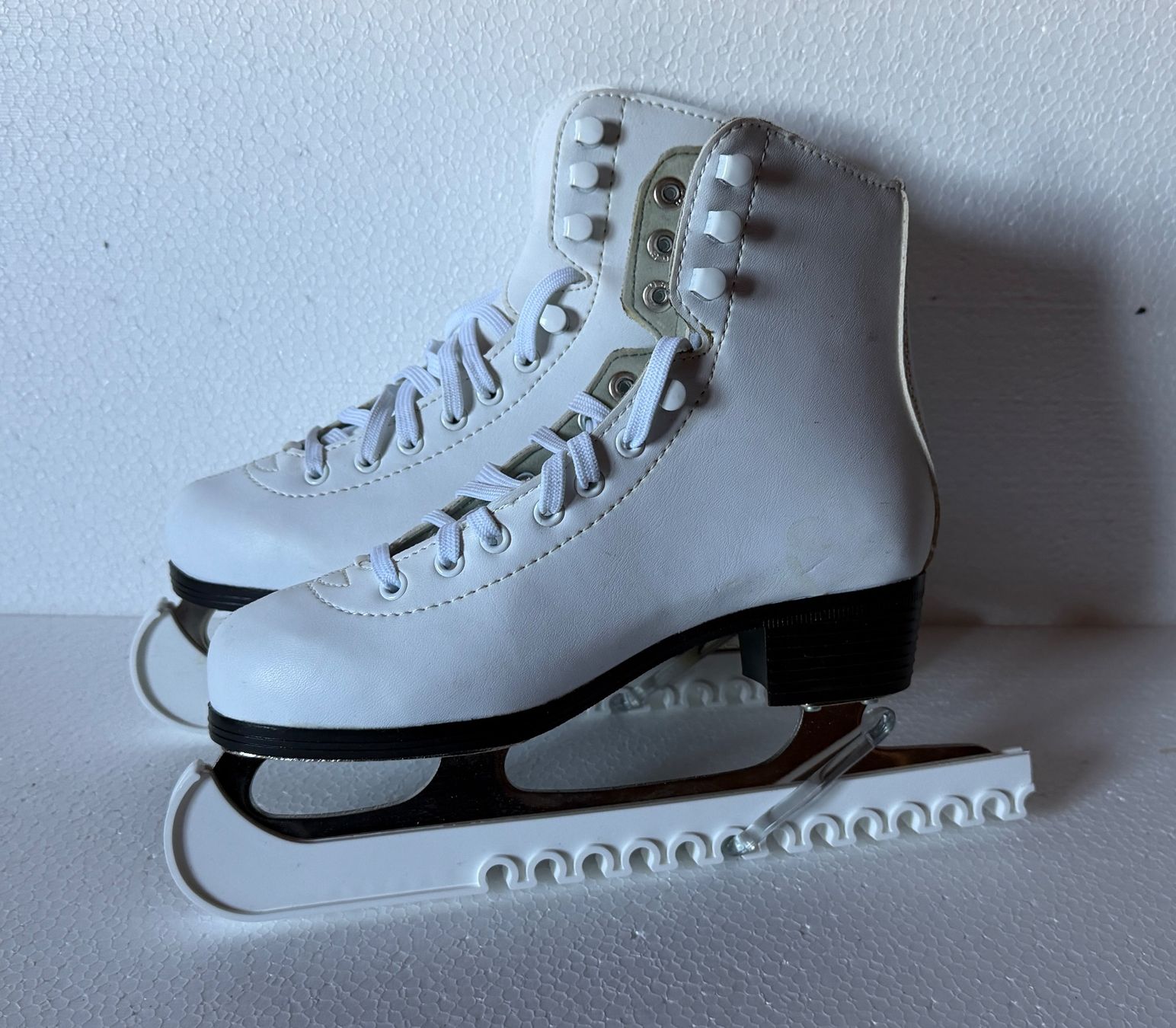 Schlittschuhe: Damen Schlittschuh, Grösse 34 – Neu (gemäss Beschreibung) aus Kallnach von schlumpfi