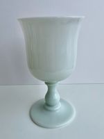 Vase vintage en verre opaline blanche.