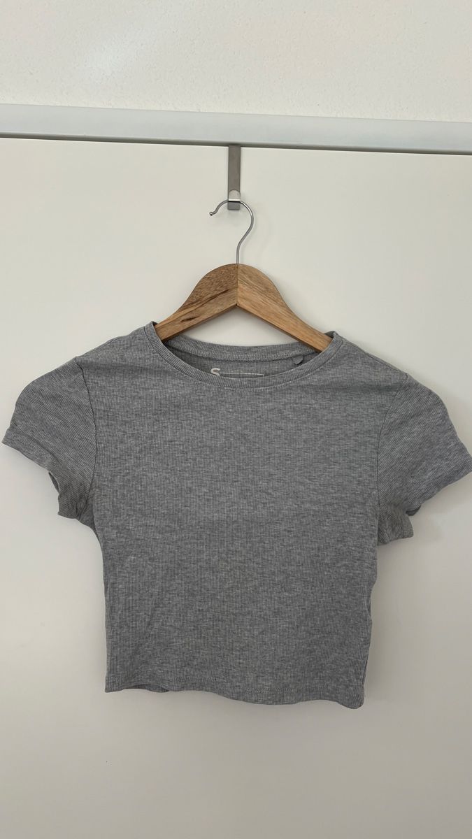 Tops: Graues Crop Top Gr. S – Basic T-Shirt – Gebraucht aus Wermatswil von Jara.a.s