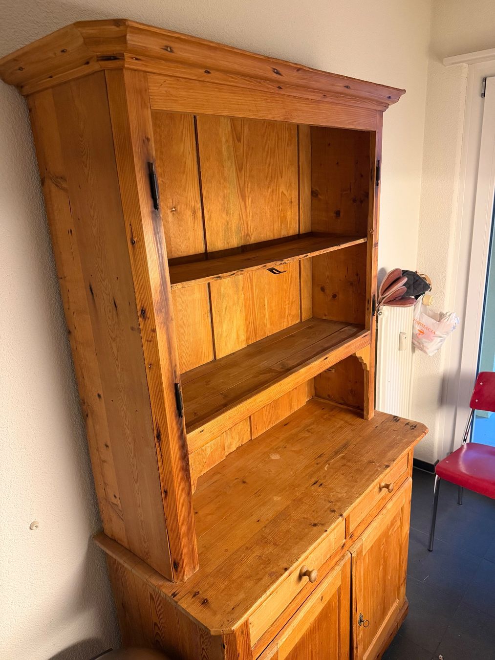 Scaffali: Antique Wooden Kitchen Cabinet – Usato da Ittigen venduto da KaufKiste. 1