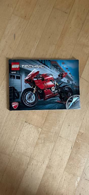 Baukästen: Rotes Lego Technic Motorrad "Ducati Panigale V4R" – Gebraucht aus Männedorf von livingdream 3