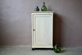 Ancien meuble buffet confiturier ou commode peint en blanc