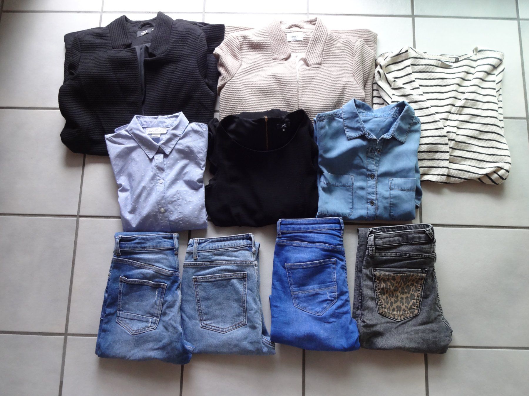Lotti di vestiti: * Gemischtes Kleiderpaket * – Usato da Reigoldswil venduto da arosa05