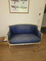 Kleines klassisches Salonsofa im Louis-XVI-Stil