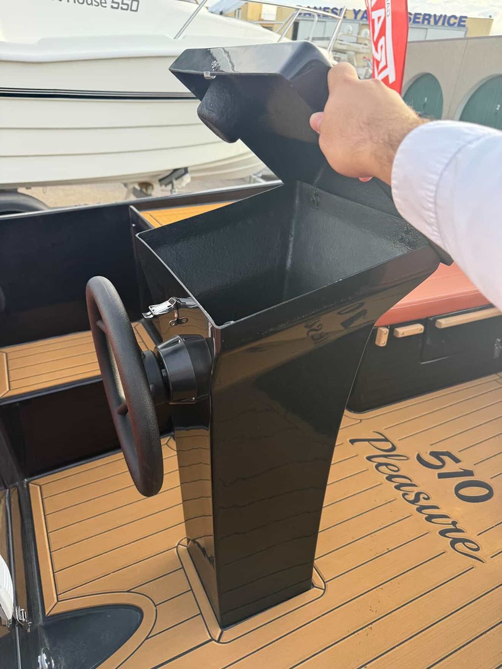 Bateaux: Open Boot mit 8 PS motor – Neuf avec emballage d'origine à Quartino par 5franc 7