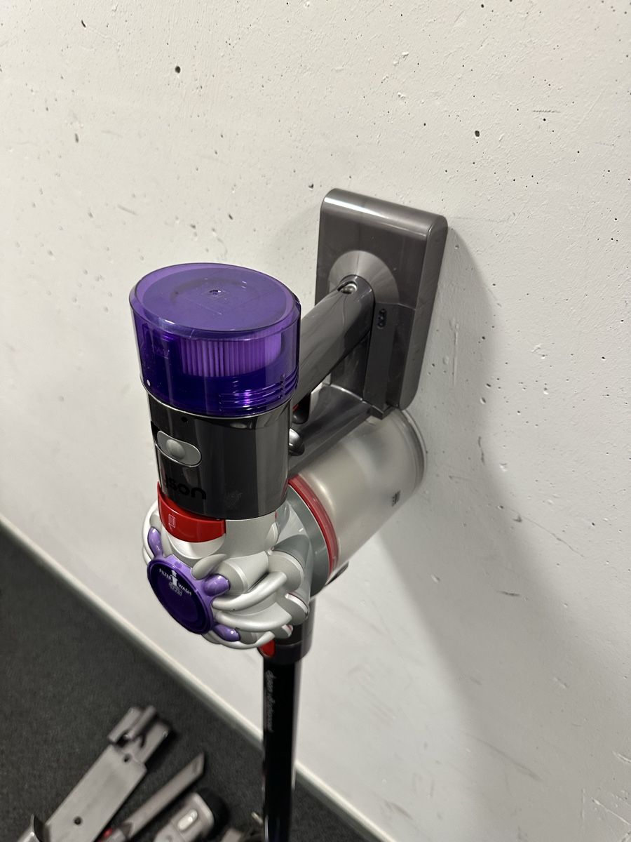 Dyson Aspirapolveri & Accessori: Neuwertiger V8 Dyson – Usato da Bern venduto da AliceHo 1
