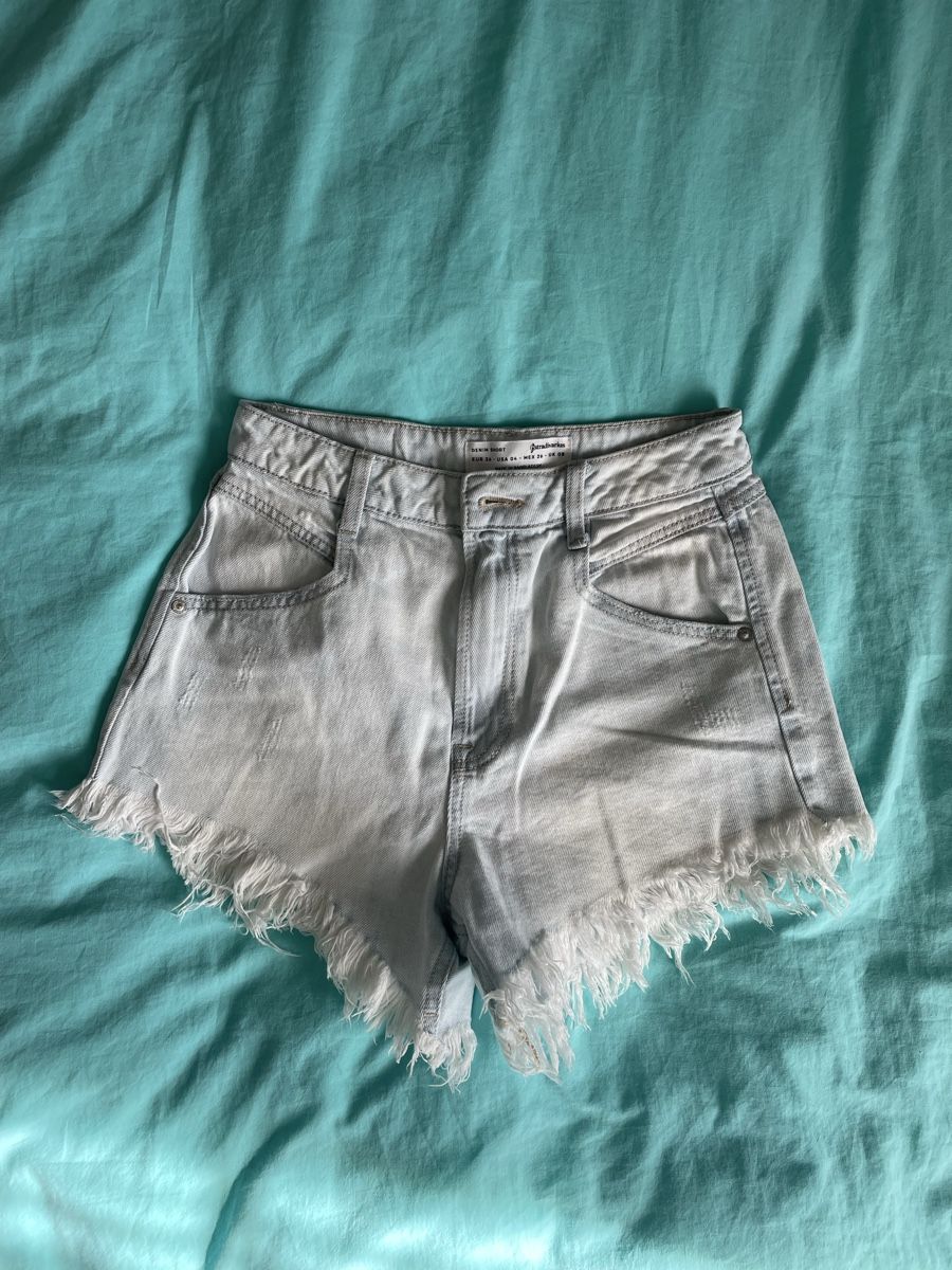 Stradivarius Jeans: STRADIVARIUS - Shorts – Gebraucht aus Lommis von elly24
