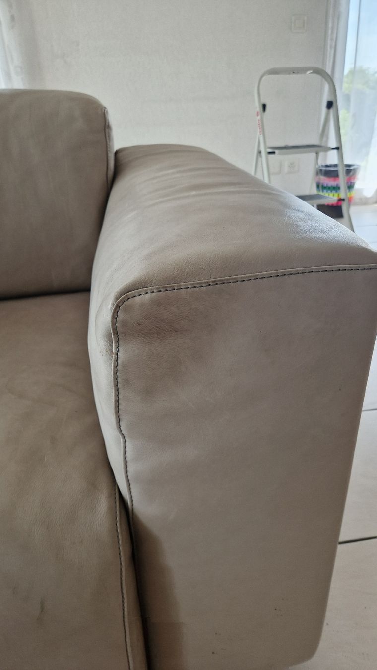 Divani: Echtleder Sofa hellgrau (mit Flecken) – Usato da Weisslingen venduto da fuesel 2