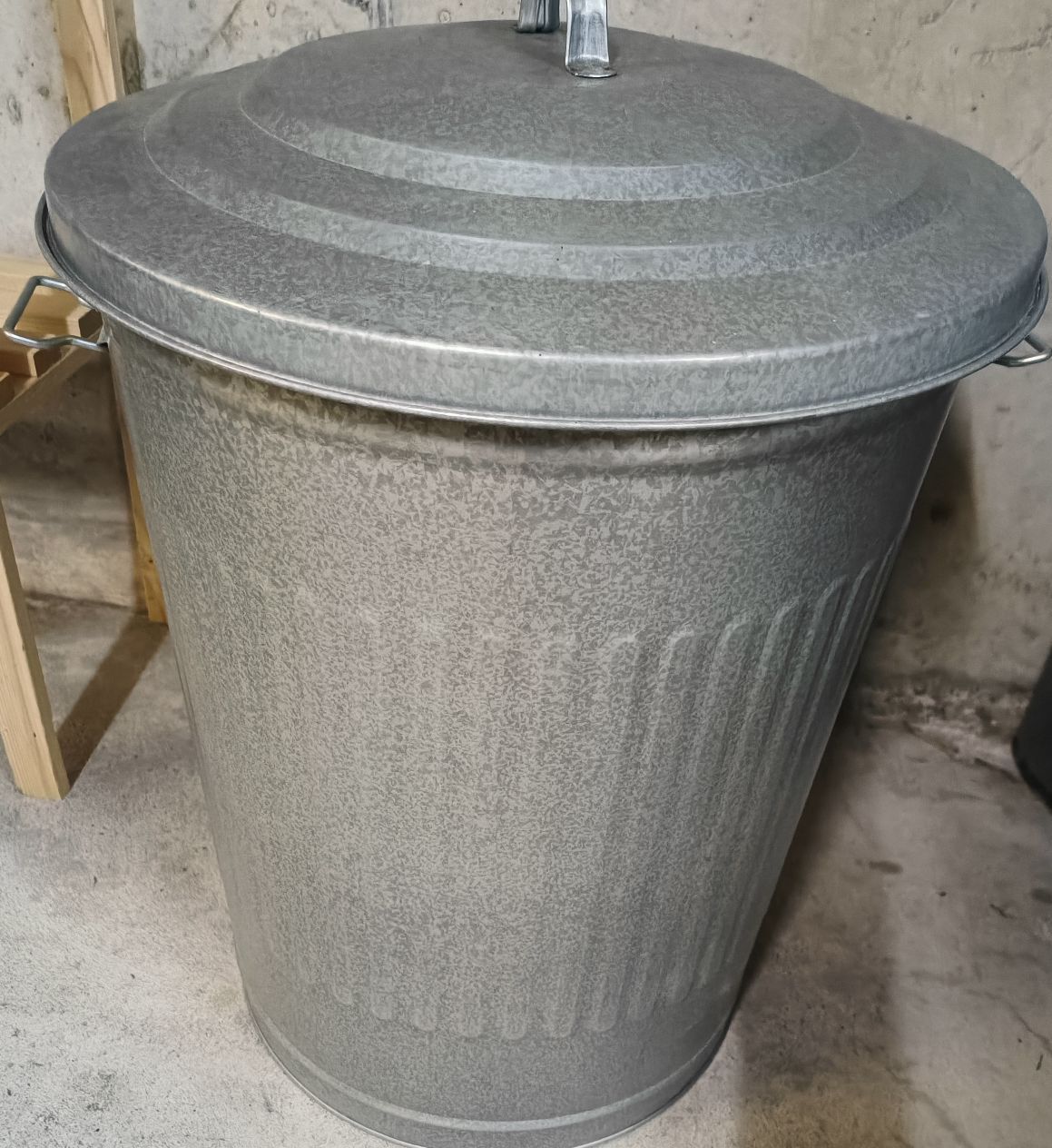 Altro per la casa: Galvanisch verzinkte Tonne mit Deckel  – Nuovo (secondo la descrizione) da Niederweningen venduto da Twisters