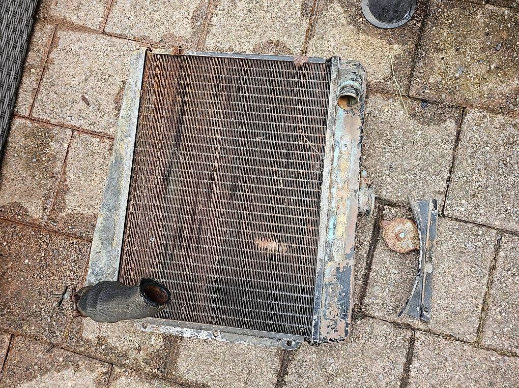 Tutti pezzi di ricambio auto: Original Coventry Radiator Presswork Co. Ltd. Kühler Hillman – Usato da Rottenschwil venduto da epaveart 2