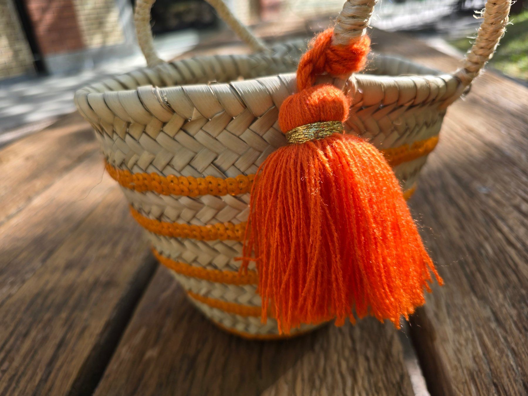 Sonstiges für Haushalt & Wohnen: Korb: Palmblatt/Pailletten/Quaste orange-Prototyp – Neu (gemäss Beschreibung) aus Romanshorn von Rachacha 1