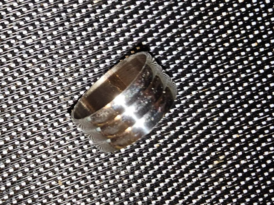 Anelli: AISI Ring, Edelstahl Ring mit Streifen-Muster. Gr. 22 – Nuovo (secondo la descrizione) da Münchenbuchsee venduto da babilibern 1