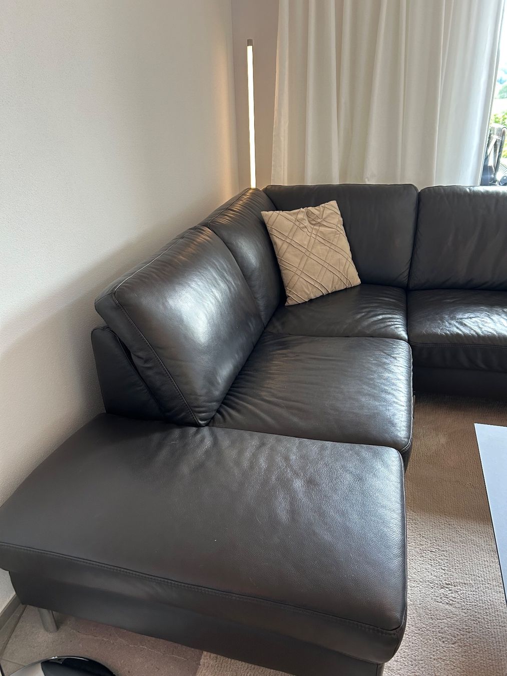 Divani: sehr gepflegtes Ecksofa Leder anthrazit mit Ottomane rechts – Usato da Stettfurt venduto da Proto16 1