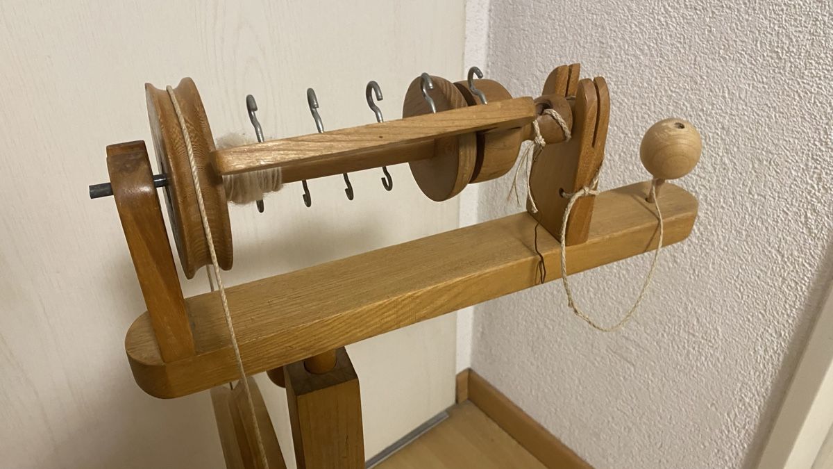 Spinnräder: Antikes Spinnrad Holz - Dekoobjekt – Gebraucht aus Zürich von Timi80 2