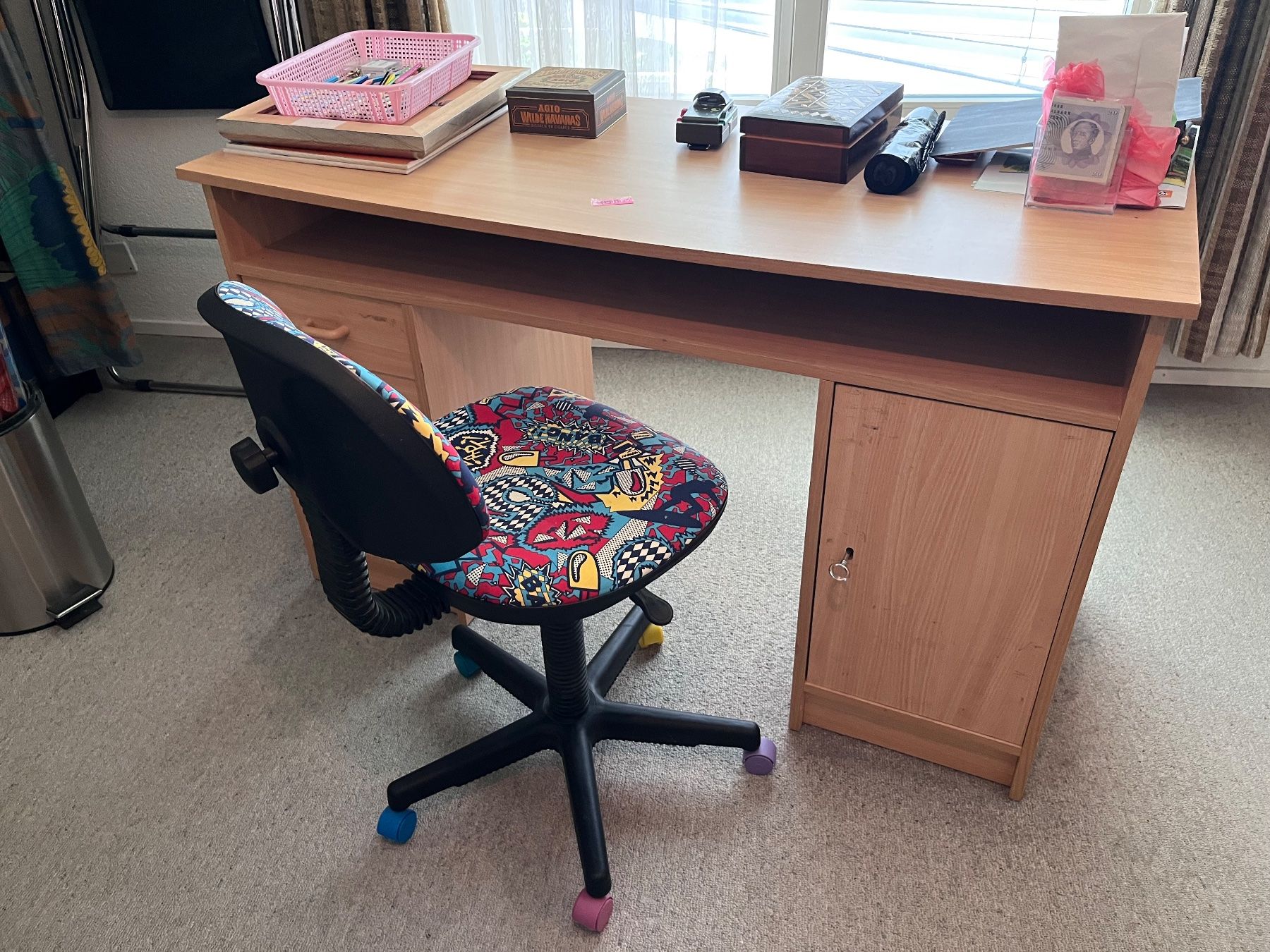 Ikea Bureaux: Schreibtisch Bucheoptik mit Rollhocker bunt Grösse verste... – D'occasion à Immensee par Shagay