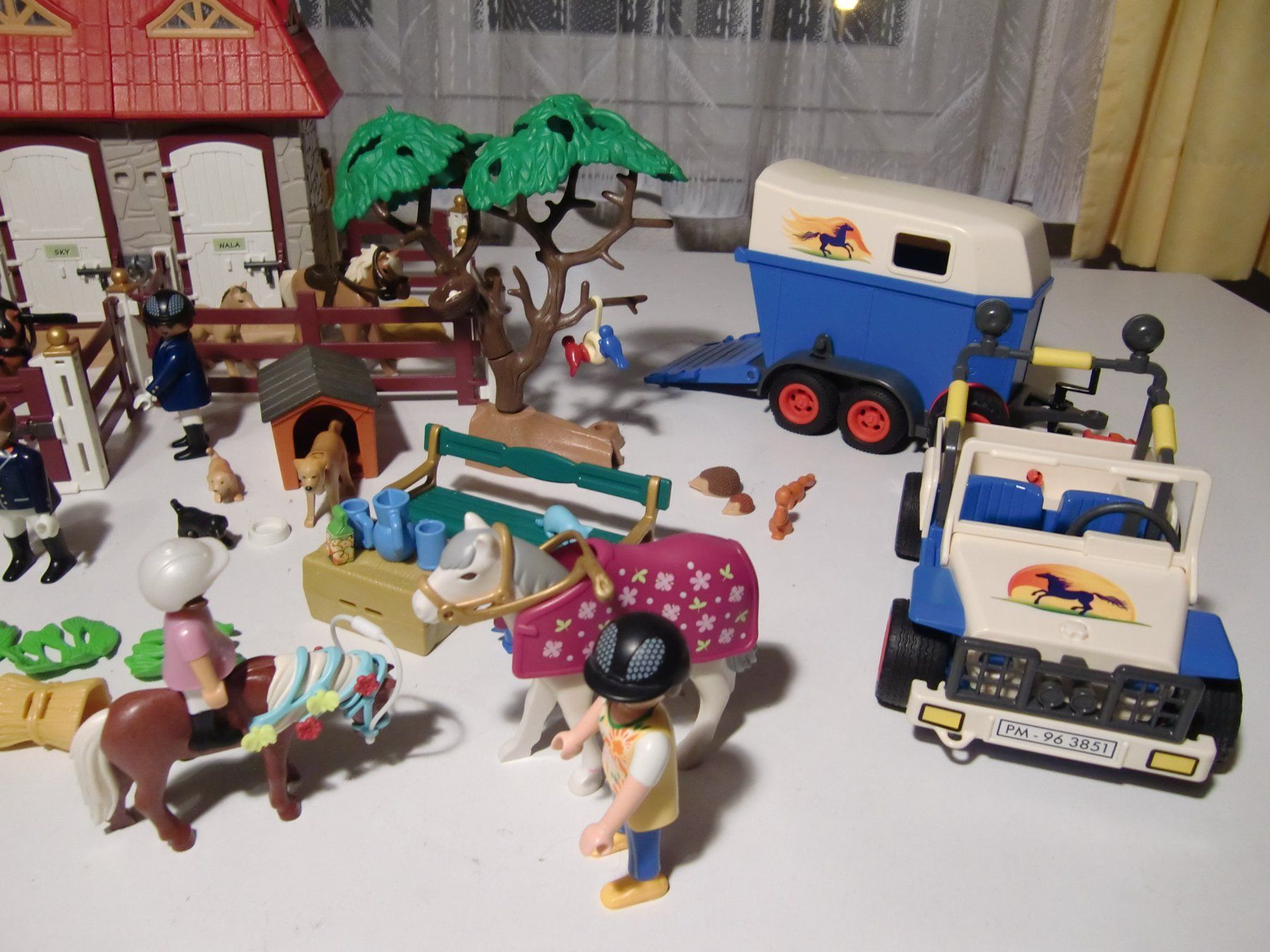Playmobil Giocattoli: Playmobil Reiterhof mit Paddocks + Transporter – Usato da Arbon venduto da magenta10 4