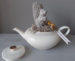 Vintageteekanne mit Eichhörnchen aus Beton