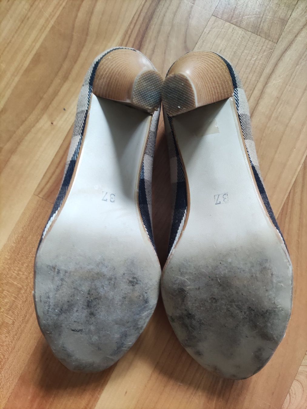 Burberry Damenschuhe: Burberry Pumps, Gr. 37 im Karolook – Gebraucht aus Solothurn von Csw1 5