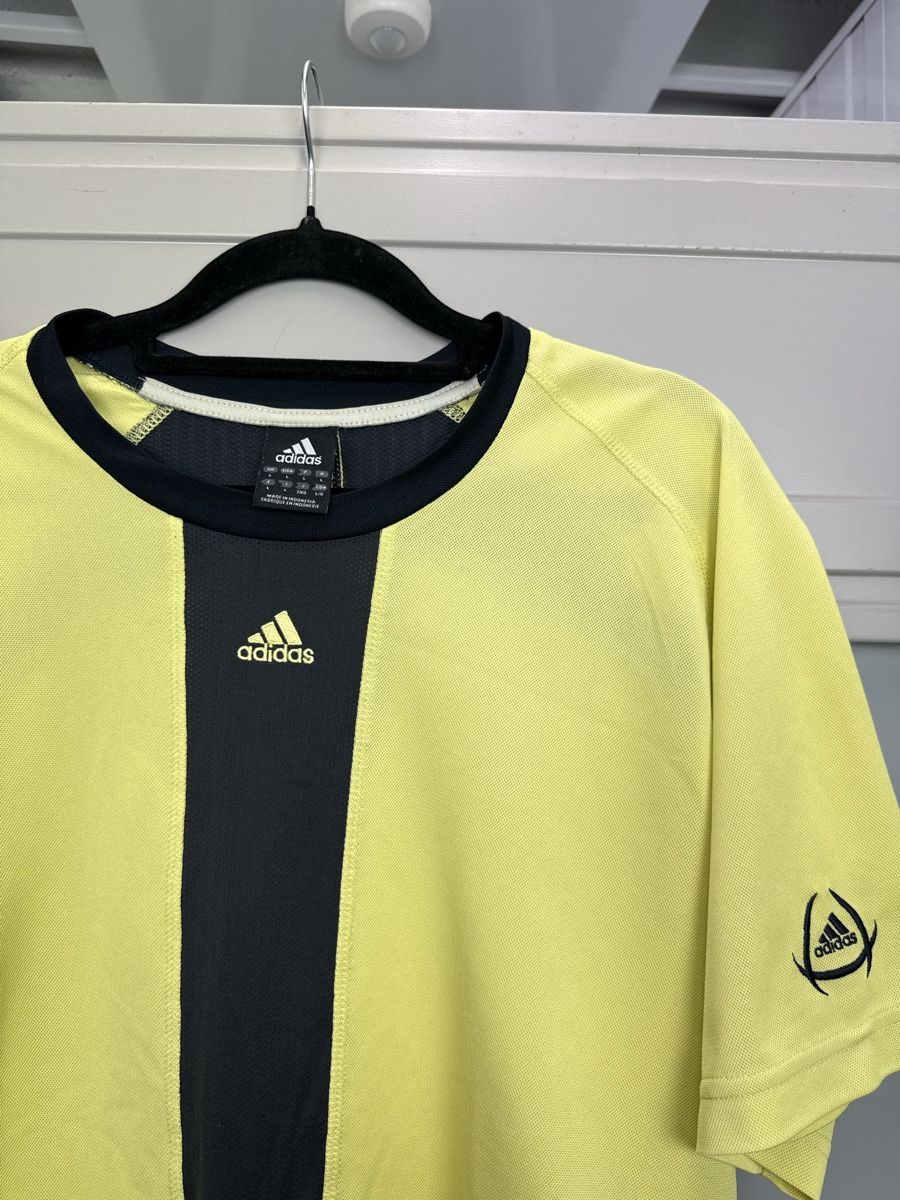 Adidas Canottiere & Pantaloni: Vintage Adidas sport tee – Usato da Lausanne venduto da Unehistoiredesapes 1