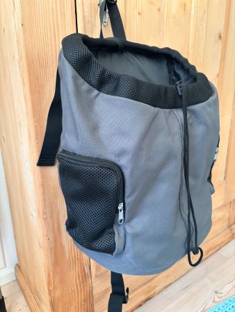 Praktischer Hunde-Rucksack in Grau, neuwertig, Top Zustand!
