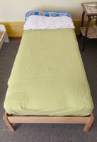 Lit avec bon matelas quasi neuf