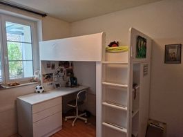 Hochbett mit integriertem schrank und schreibtisch