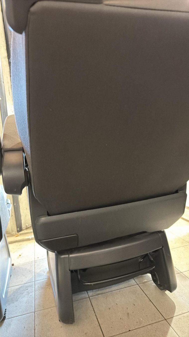 VW Tutti i ricambio: Sièges VW T5, T6 – Usato da Sion venduto da wik_77jh 4