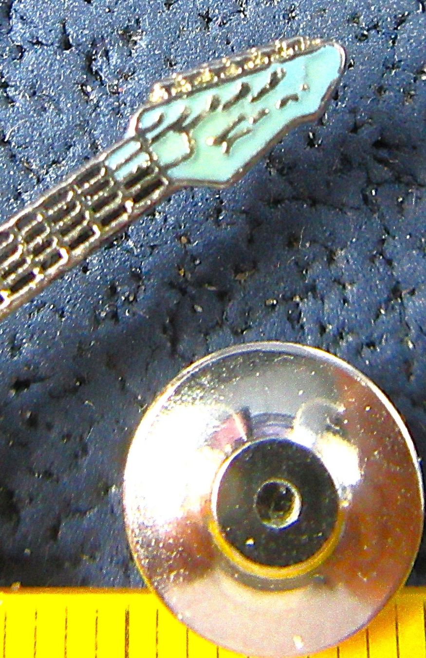 Plaquettes & Badges: E-GITATTE FENDER SCHMUCK-PIN GLASIERT MIT SECURITY-CLIP – D'occasion à Ettingen par Hausi4711 1