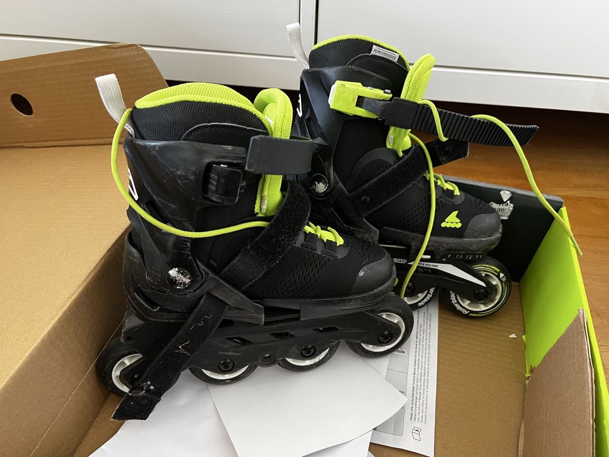 Pattini in linea & Pattini a rotelle: Rollerblade Microblade Grösse 28-32 mit Gebrauchsspuren – Usato da Burgdorf venduto da Isabelle064