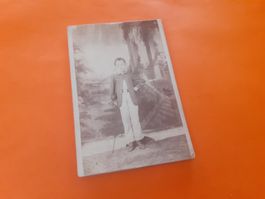 SCHWIIZER CHIND DAZUMAL - BUEB mit SCHTOCK vor HUUS KULISSE