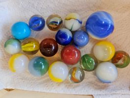 19 alte tolle Glasmurmeln, verschiedene Grössen und Farben