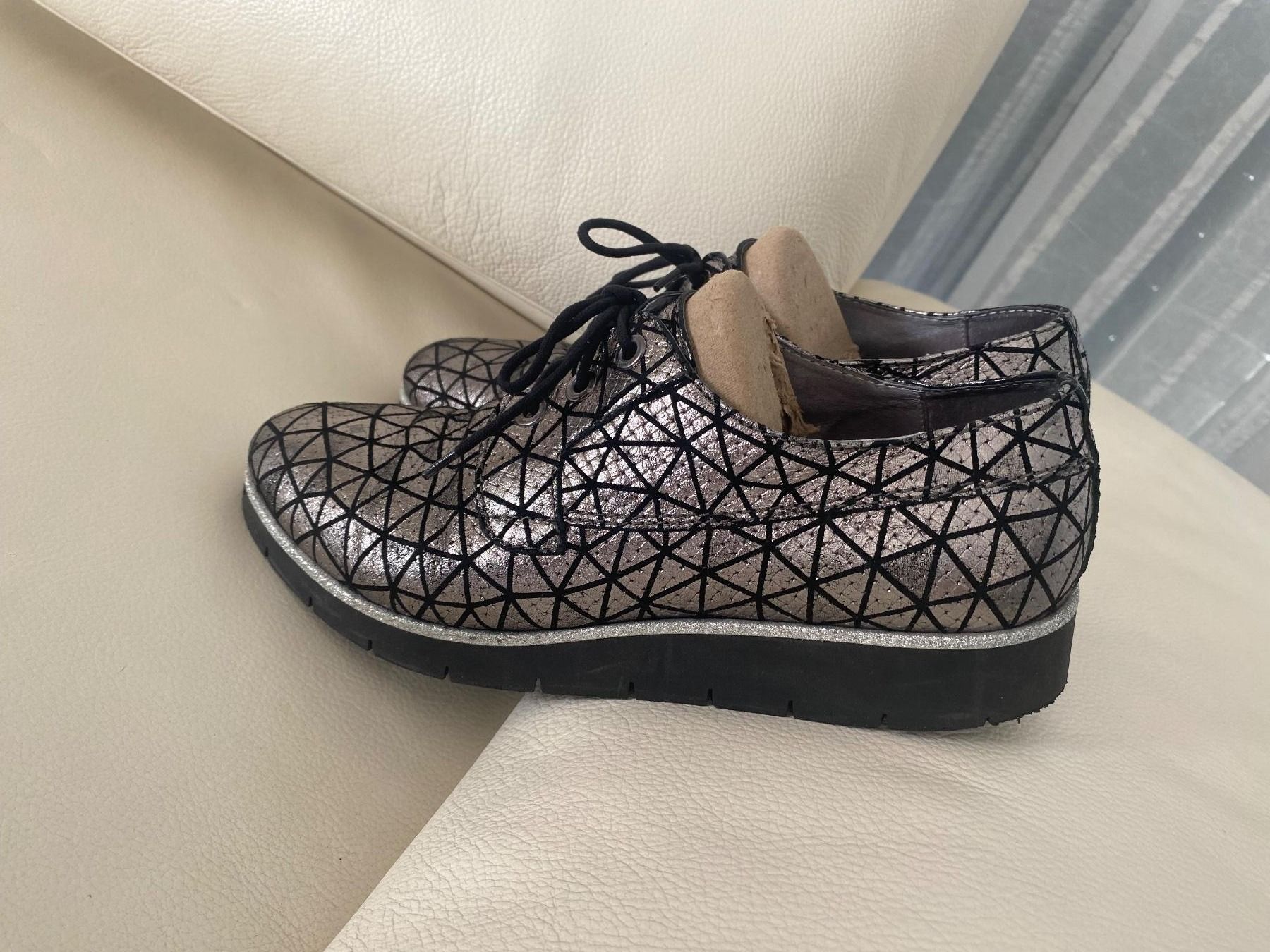 Damenschuhe: Perfekter Auftritt - einmaliger Damenschuh,schwarz/silber,39 – Gebraucht aus Winkel von ferrari2022