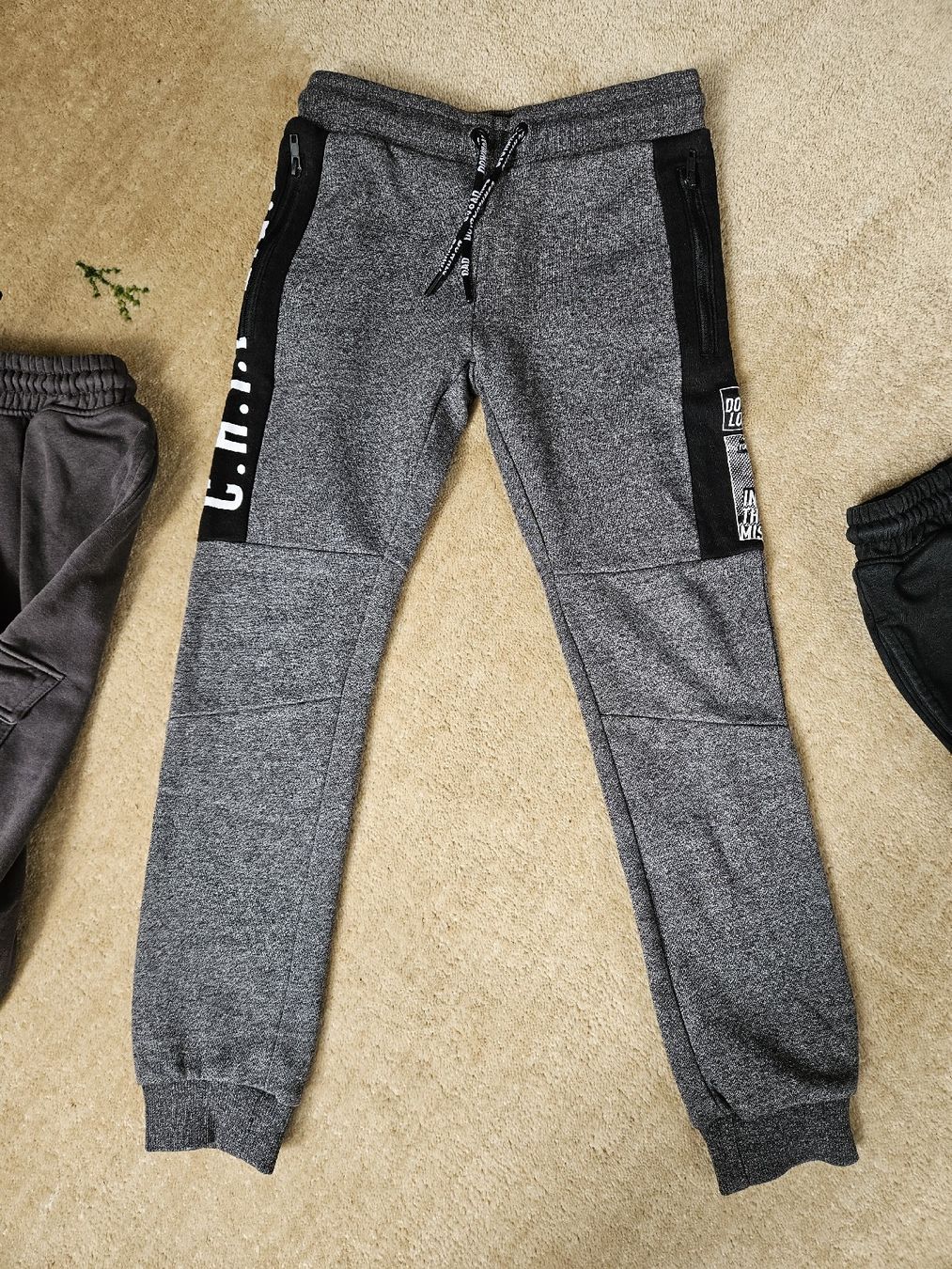 Lotti & Set di vestiti: 4 Jogginghosen 134/140 – Usato da Arlesheim venduto da Flohmi_A_Z 1