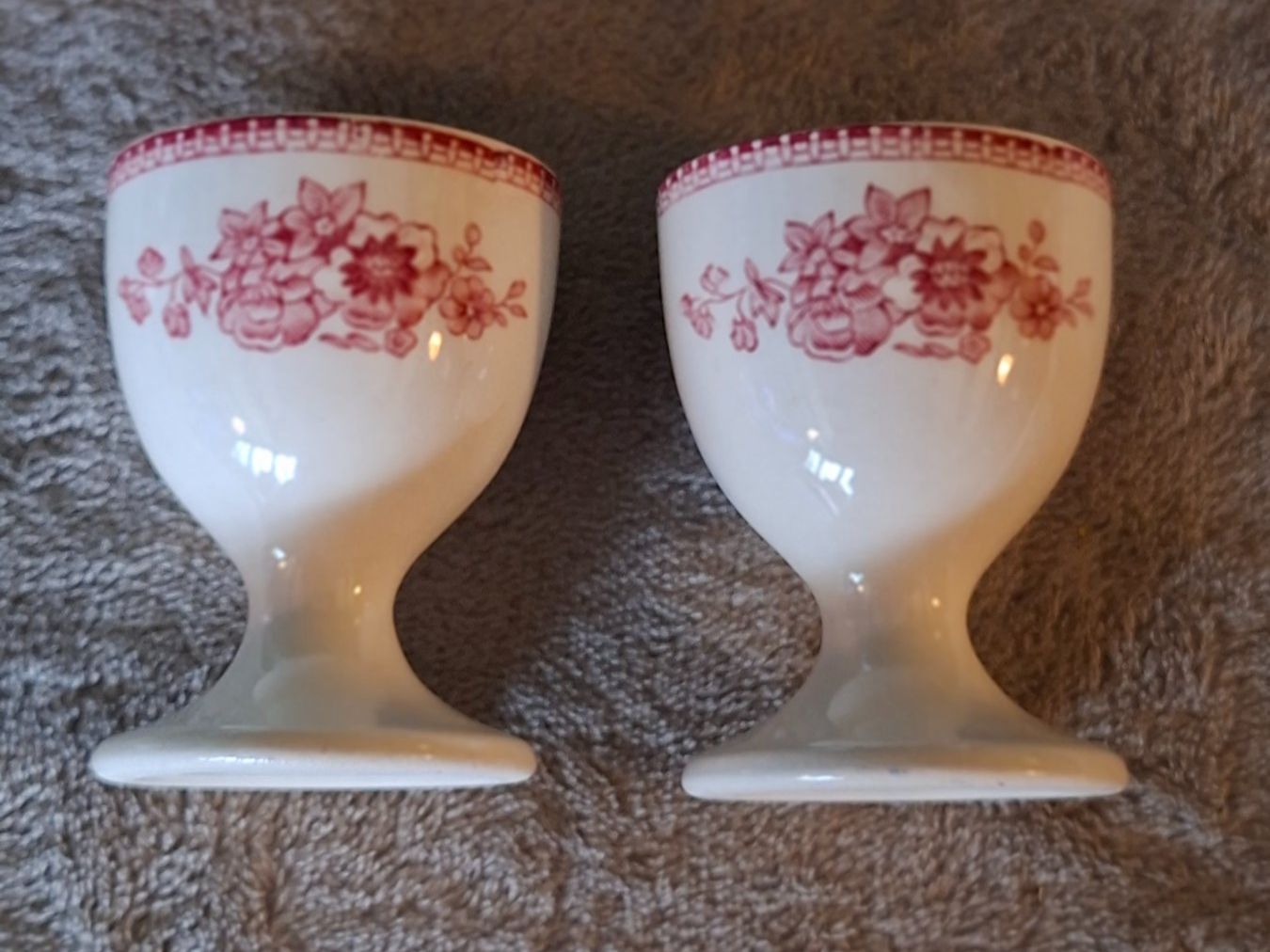 Royal Worcester Altre Stoviglie: 2 Eierbecher Johnson Bros England, Old Britain Castles, rot – Nuovo (secondo la descrizione) da Otelfingen venduto da silver-moon
